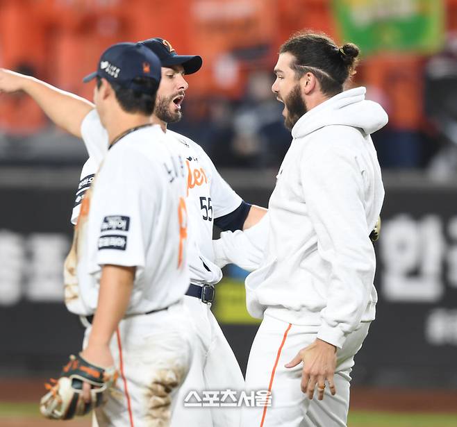 한화 폰세와 와이스가 24일 대전 한화생명 볼파크에서 열린 2025 KBO 포스트시즌 플레이오프 5차전 삼성과 경기 후 환호하고 있다. 대전 | 최승섭 기자 thunder@sportsseoul.com
