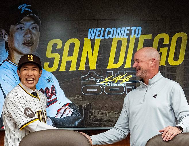 샌디에이고 파드리스와 계약하고 환하게 웃는 송성문(왼쪽). 사진제공=샌디에이고 파드리스