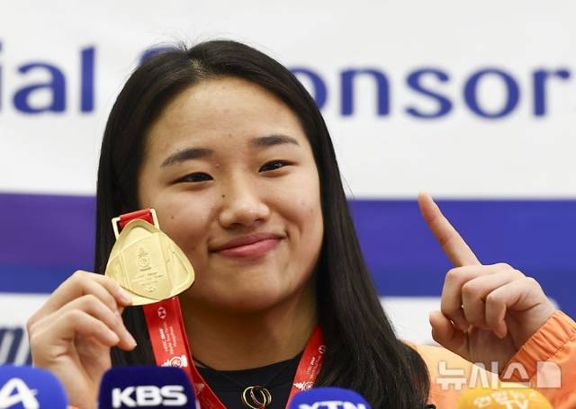 23살 안세영은 보이시한 매력을 뿜어낸다. 사진은 배드민턴 역대 단식 단일 시즌 최다승(11승)을 기록한 후 22일 귀국한 안세영이 인천국제공항에서 포즈를 취하고 있는 모습. / 뉴시스