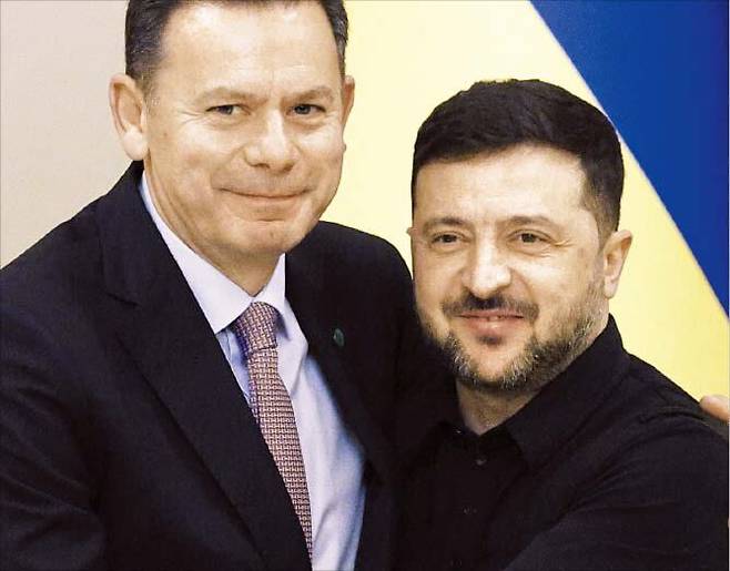 EPA 연합뉴스지난 20일 우크라이나 키이우에서 볼로디미르 젤렌스키 우크라이나 대통령(오른쪽)이 루이스 몬테네그로 포르투갈 총리와 회담을 갖고 양국 간 해상 드론 공동 생산에 합의한 뒤 기념사진을 찍는 모습.