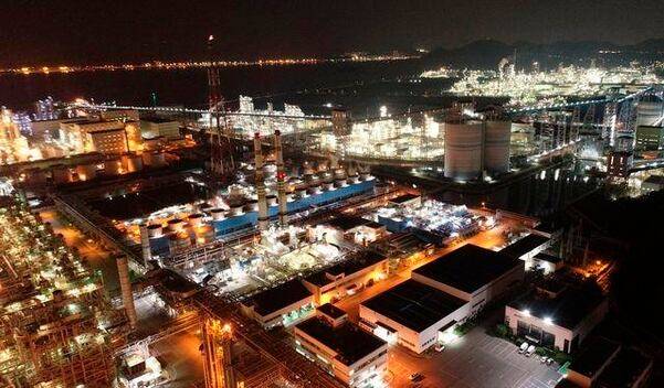 전남 여수산업단지에 위치한 LG화학 공장의 모습. 이 공장을 포함한 석유화학·철강 업계는 매출의 전체 5~10%를 전기료로 낸다./김영근 기자
