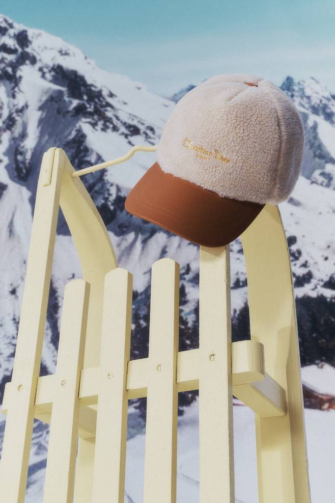 크리스찬 디올 로고의  '디올 알프스(DiorAlps)' 캡슐 컬렉션 시어링 캡. 디올.