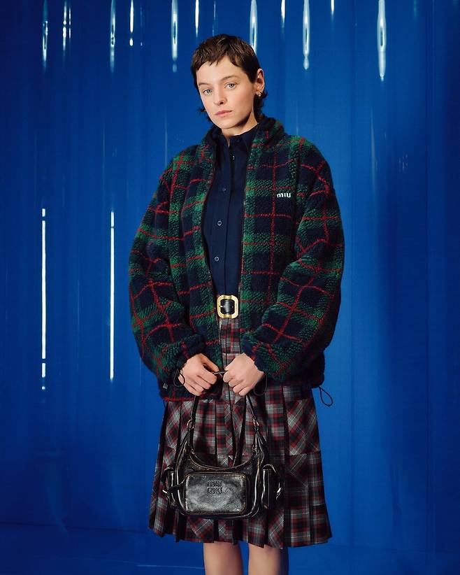 명품 브랜드 미우미우의 2026 봄·여름(S/S) 컬렉션에서 플리스 재킷 스타일링을 선보인 엠마 코린. /미우미우 인스타그램