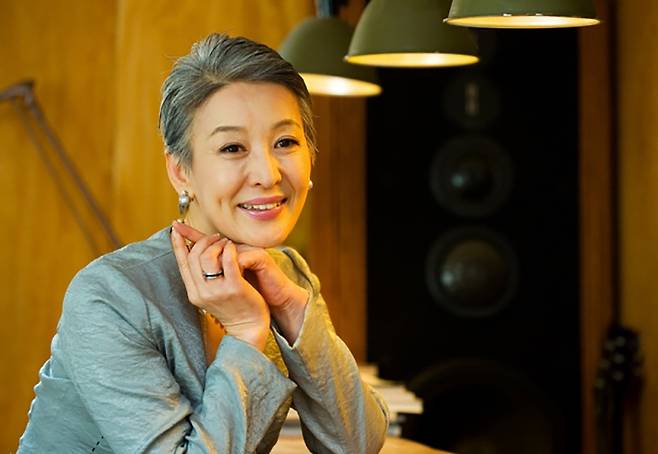 배우 윤석화의 생전 모습. 연극 ‘햄릿’(2016)에서 예순 나이에 햄릿의 연인 오필리아를 연기했을 만큼, 무대 위 그는 세월에 아랑곳없이 늘 청춘이었다. /스포츠조선