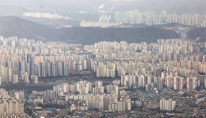 서울 송파구 롯데월드타워 서울스카이에서 아파트 단지가 보이고 있다. /뉴스1