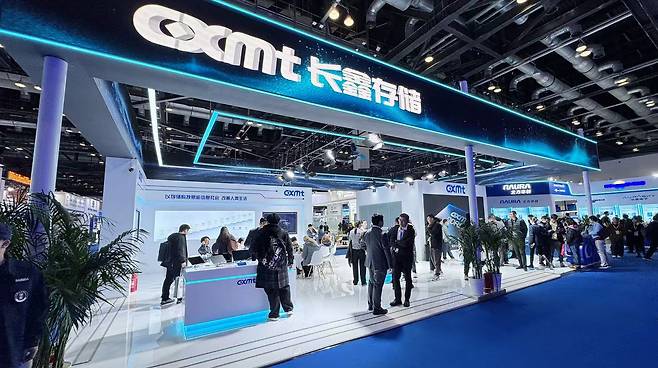 CXMT가 2025년 11월 3일 베이징에서 개최된 중국국제반도체반람회에서 DDR5와 LPDDR 등 D램 제품을 홍보하고 있다. /CXMT 홈페이지 캡처