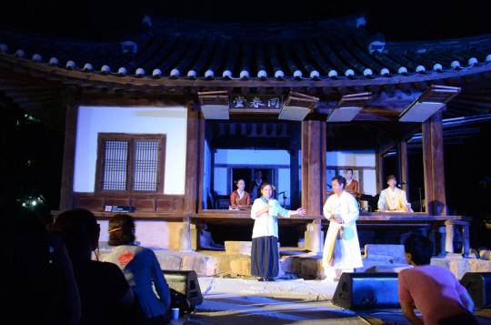 대전 대덕구 동춘당에서 개최된 '김호연재문화축제' 공연의 한 장면. 문희순 문학박사·충청문화연구소 연구교수 제공