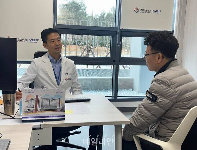 24일 국립소방병원에서 전인표 재활의학과 교수(왼쪽)가 김홍걸 소방경의 진료를 보고 있다. ⓒ데일리안 김효경 기자