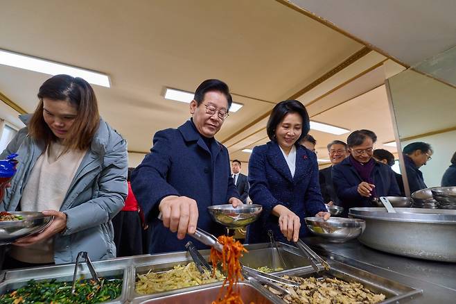 이재명 대통령과 김혜경 여사가 25일 인천 계양구 해인교회에서 열린 성탄 예배를 마친 후 오찬을 하고 있다. 대통령실 제공대통령실 제공