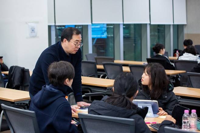 조별 시놉시스 작업 시간 참가자들이 아이디어를 나누는 자리에 SF 평론가인 이지용 단국대 인문사회융합인재양성사업단 교수가 조언을 더하며 이야기를 완성해나가고 있다. 남윤중 제공