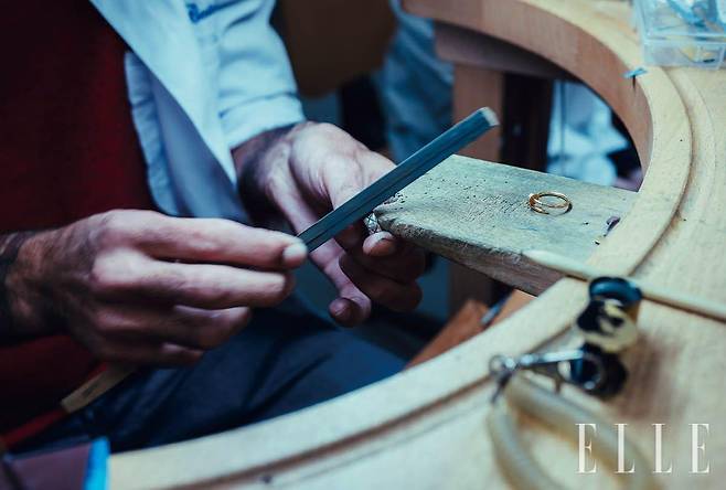 유서 깊은 오트 에콜 드 주얼리에서 포착한 정교한 주얼리 세공 과정.