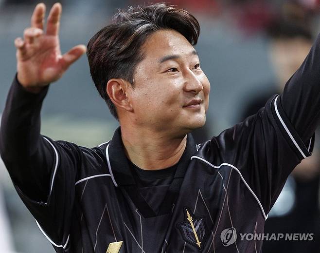 전 국가대표 선수 이천수가 자신의 유튜브 채널 리춘수에서 손흥민이 토트넘 시절에 프리킥을 차지 못했던 것에 대해서 강도 높게 비판했다. 연합뉴스