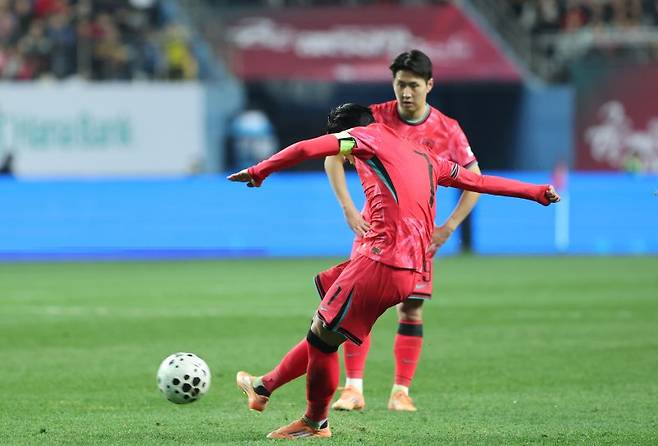 (대전=뉴스1) 김기태 기자 = 14일 오후 대전 유성구 대전월드컵경기장에서 열린 ‘하나은행 초청 국가대표팀 친선경기’ 대한민국과 볼리비아의 경기에서 손흥민이 프리킥으로 득점하고 있다. 2025.11.14/뉴스1 /사진=뉴스1화상