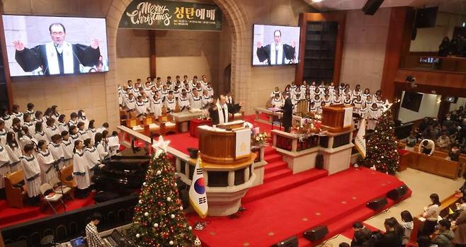김운성 담임목사가 ‘평안과 구원의 크리스마스’란 제목으로 말씀을 전한 후 축도 하고 있다. 사진=박범준 기자