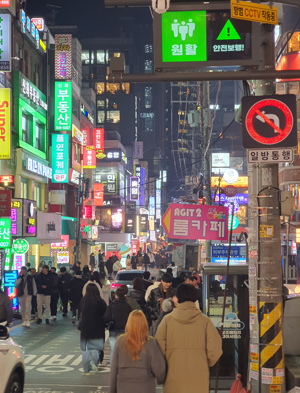 지난 24일 퇴근시간인 오후 6시께 서울 지하철 2호선 강남역 인근 상권에 직장인을 포함한 시민들 다수가 방문했으나, 도로 혼잡도는 '원활'로 유지됐다. 사진=최승한 기자