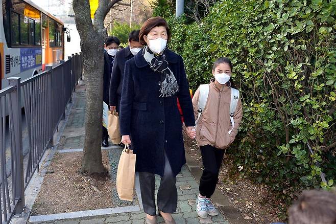 고 노옥희 울산시교육감이 2022년 3월 아프가니스탄 특별기여자 자녀들의 등굣길을 함께하는 모습은 깊은 인상을 심어줬다. 고 노옥희 교육감 페이스북 갈무리