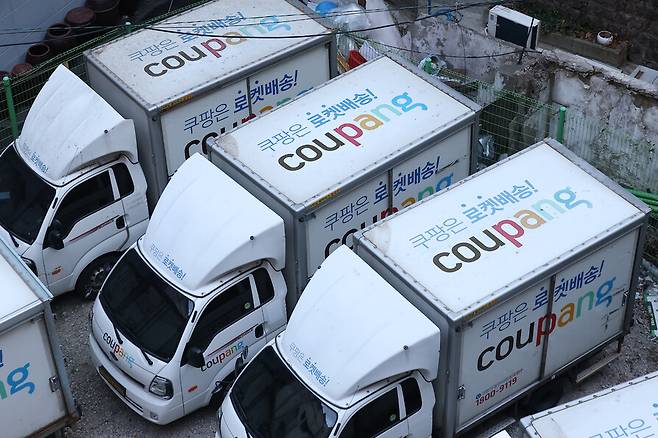 25일 서울 시내 한 주차장에 쿠팡 배달 차량이 주차돼 있다. 연합뉴스