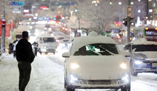 4일 서울에 내린 눈으로 서울 마포구 홍대 인근에서 택시가 멈춰서 있다. 연합뉴스