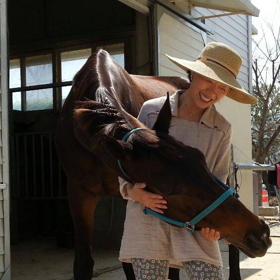 '초롱이 엄마' 영애씨가 입양한 퇴역 경주마 '초롱이'를 쓰다듬고 있다. 초롱이 엄마 영애씨 제공