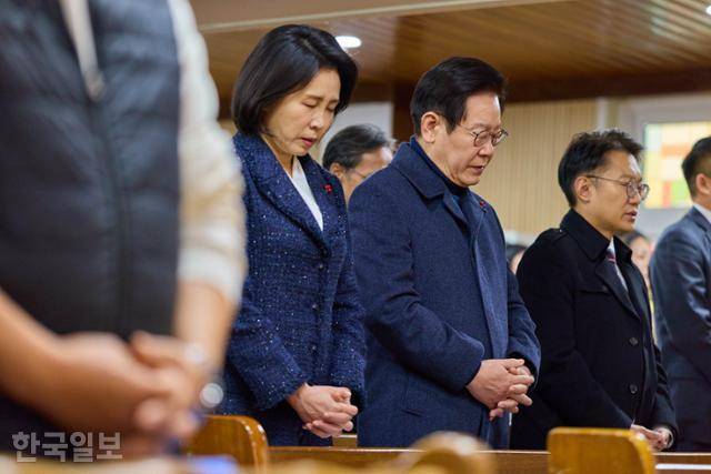 이재명 대통령과 김혜경 여사가 25일 인천 계양구 해인교회에서 열린 성탄 예배에 참석해 기도하고 있다. 대통령실 제공
