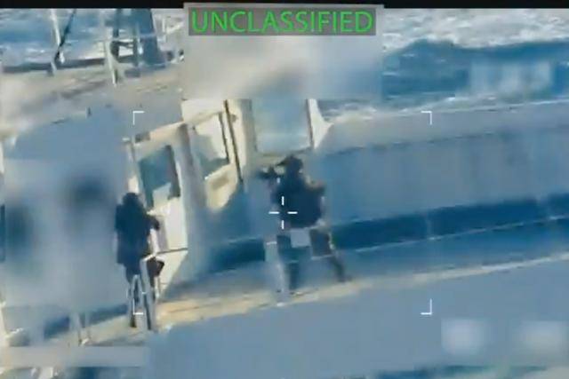 10일(현지시간) 팸 본디 미국 법무부 장관의 엑스(X) 계정에 게시된 영상 이미지에 미군이 베네수엘라 연안에서 아시아로 향하는 것으로 추정되는 유조선을 나포하는 모습이 담겨 있다. 베네수엘라=AP 뉴시스