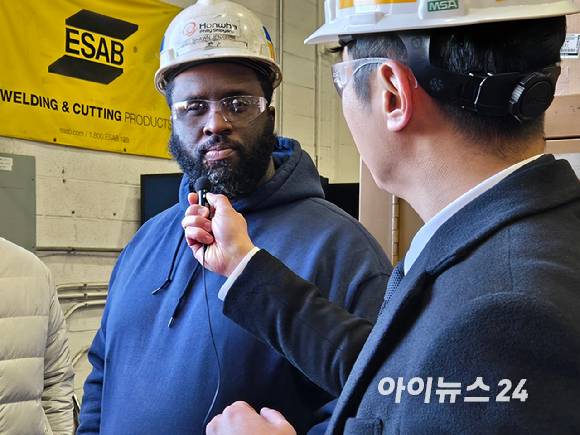 견습 프로그램 수료자 션 젠킨스가 인터뷰를 진행하고 있다. [사진=최란 기자]