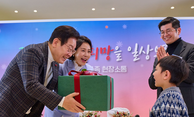 이재명 대통령과 김혜경 여사가 24일 희귀질환 환우·가족 간담회에서 어린이에게 선물을 전달하고 있다. (대통령실)