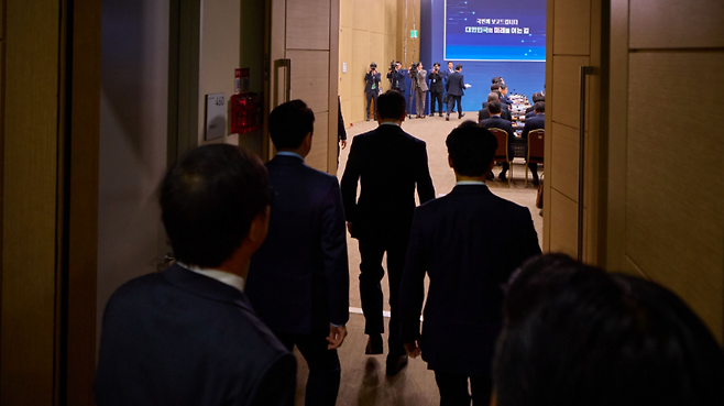 지난 17일, 업무보고 생중계 현장에 입장하는 이재명 대통령의 모습. (대통령실)