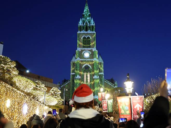크리스마스 이브인 24일 서울 중구 명동성당 외벽에 아기예수의 탄생을 축하하는 미디어파시드가 펼쳐지고 있다. 뉴스1