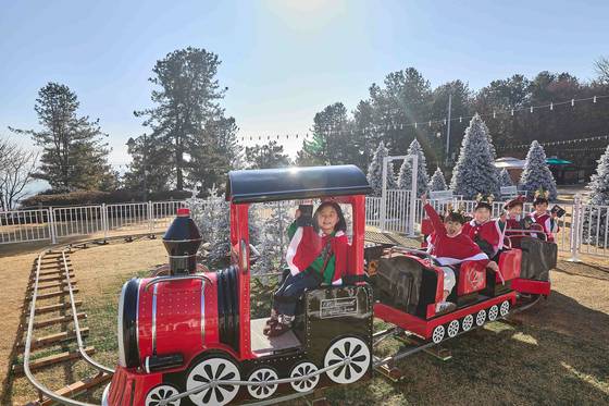 핀란드 공인 산타와 함께 마법 기차를 타고 떠나는 크리스마스 모험 컨셉의 ‘2025 산타 키즈 빌리지’. 사진 워커힐 호텔앤리조트