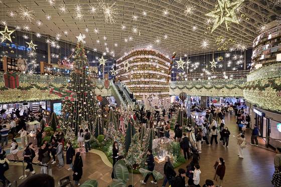 스타필드 코엑스몰 내 별마당 도서관이 크리스마스 장식으로 꾸며져 있다. 사진 신세계프라퍼티
