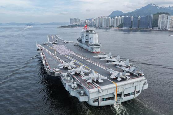 홍콩 수역에 진입한 중국인민해방군 해군 항공모함 산둥(山東)함. 신화통신
