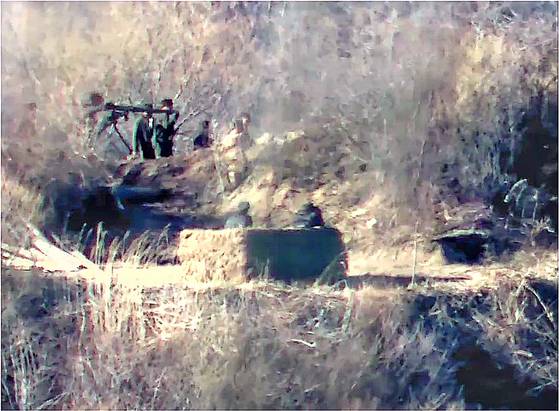 지난 2023년 북한군이 GP를 철거했던 장소에 경계호를 조성하고 비반충포(무반동총)을 배치한 모습. 국방부=뉴스1