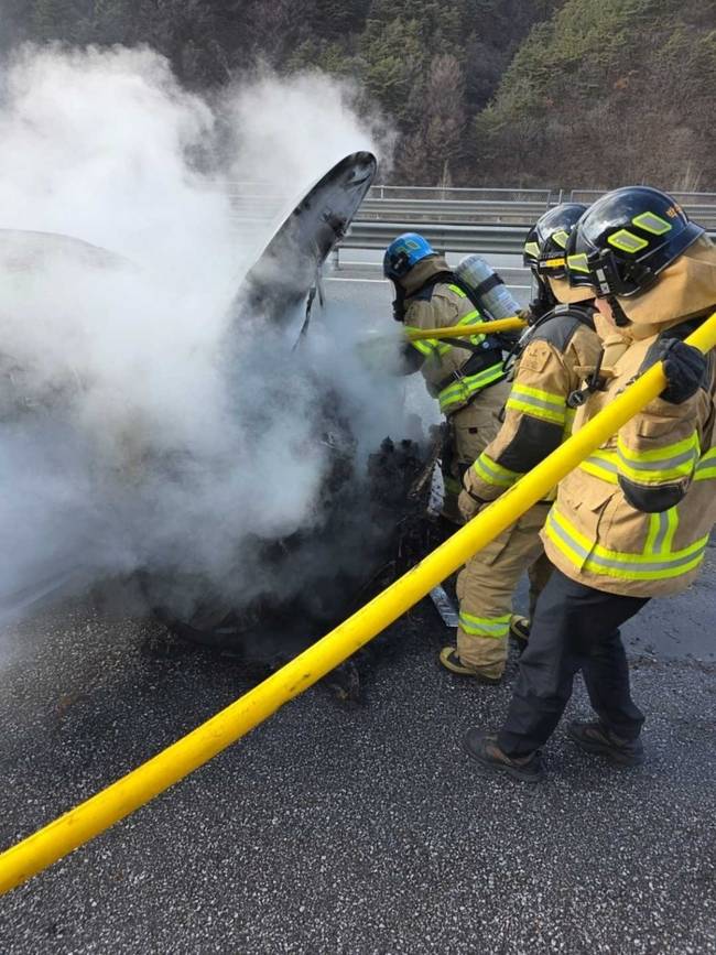 ▲ 25일 오후 1시 12분쯤 정선군 신동읍 예미1교 인근에서 SUV 차량에 불이 나 소방당국이 진화했다. 강원소방본부 제공