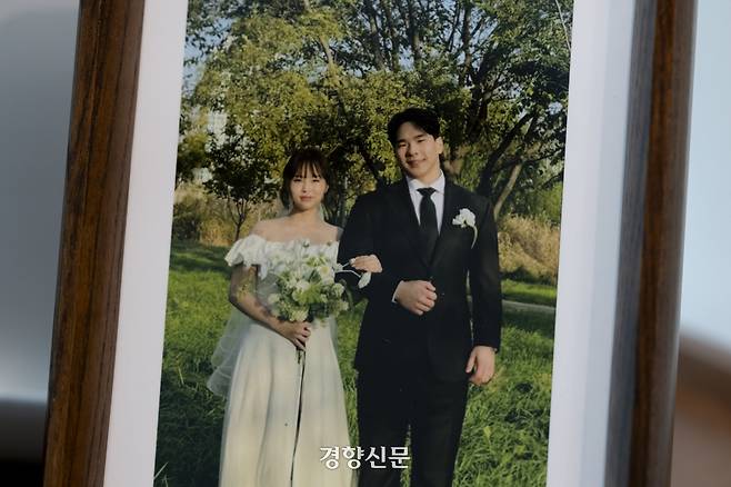 결혼식을 앞두고 12·29 무안공항 제주항공 참사로 목숨을 잃은 노상훈·윤휘수씨의 광주광역시 신혼집에 23일 웨딩촬영 사진이 놓여 있다.  광주 l 문재원 기자