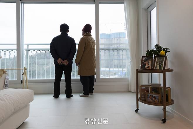 12·29 무안공항 제주항공 참사로 아들(노상훈)과 예비 며느리(윤휘수)를 잃은 노현수·나명례 씨가 23일 광주광역시에 위치한 아들 내외의 집에서 인터뷰를 마치고 창밖을 보고 있다. 광주 l 문재원 기자