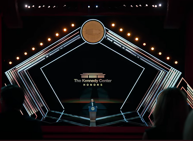 23일(현지시간) 미국 CBS에서 방영된 케네디센터 명예상 시상식에서 도널드 트럼프 대통령이 사회를 보고 있다. 백악관 영상 캡처