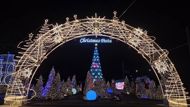 계양아라온에 설치된 크리스마스페스타트리. 인천관광공사 제공