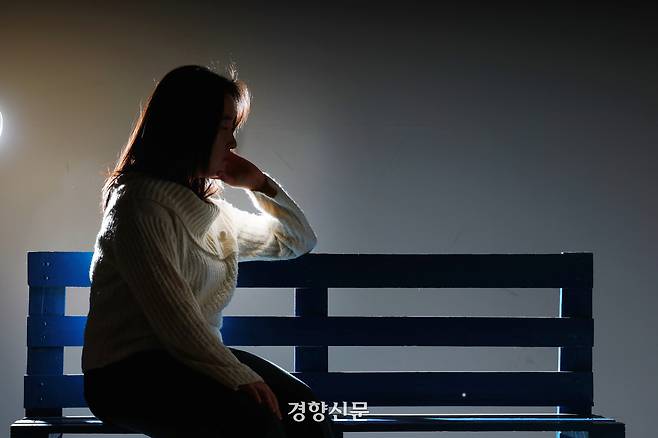 여성 우울증 당사자인 I씨(26)가 지난 21일 경향신문과 인터뷰에 앞서 사진촬영을 하고 있다. 정지윤 선임기자