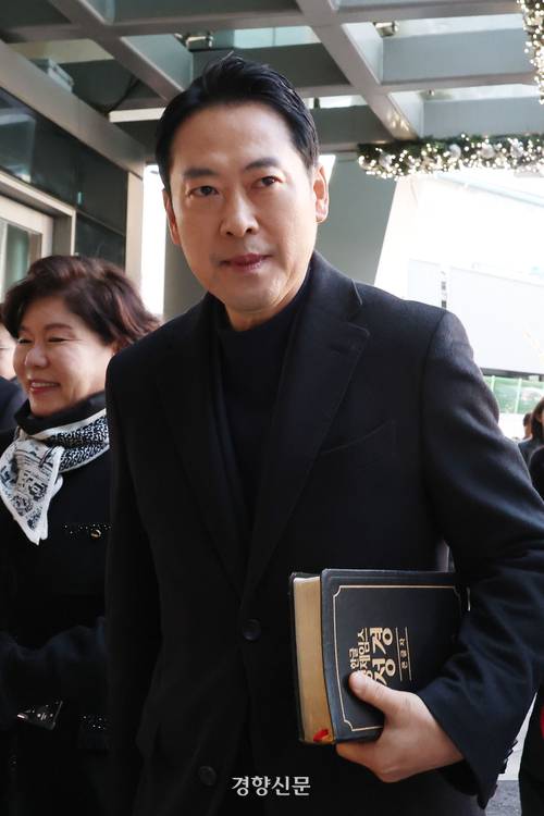 장동혁 국민의힘 대표가 25일 서울 서초구 사랑의교회에서 열리는 성탄예배에 참석하기 위해 들어서고 있다. 한수빈 기자