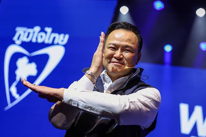 아누틴 찬위라꾼 태국 총리가 24일(현지시간) 태국  방콕에서 열린 품짜이타이당 전당대회에서 포즈를 취하고 있다. 로이터연합뉴스