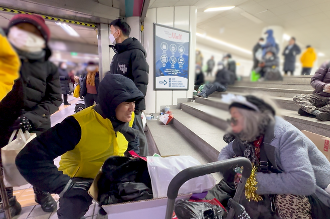 오세훈 서울시장이 25일 오후 서울역광장 인근 지하보도를 찾아 한파 속 거리노숙인의 안부를 살피고 보호 지원을 안내하고 있다. 서울시 제공