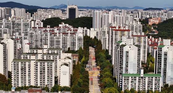 Apartment buildings are seen in Bundang District, Seongnam, Gyeonggi, on Sept. 29, 2024. [YONHAP]