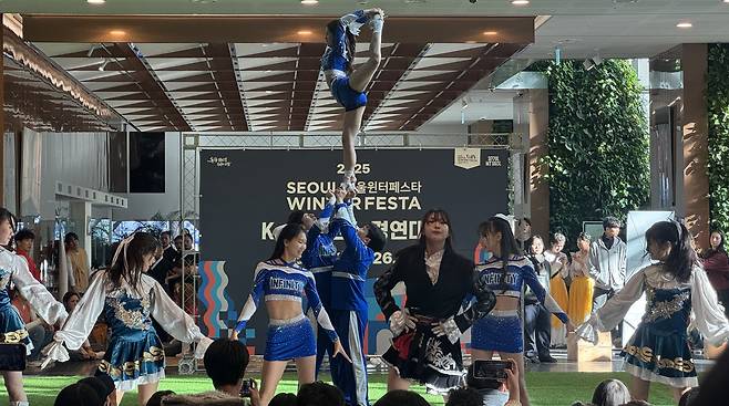 Apeiron, a cheerleading team at Gachon University, performs during the K-Performance Contest held at City Hall in central Seoul on Dec. 25. [CHO JUNG-WOO]