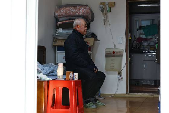 An older person who lives alone is seen at his home in Dongdaemun District, central Seoul, on Dec. 18. [KIM JONG-HO]