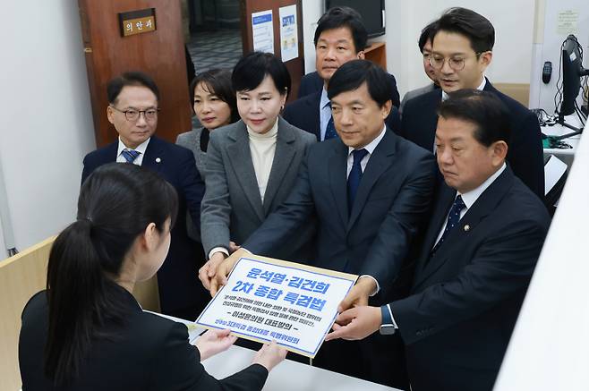 더불어민주당 이성윤 의원 등이 22일 국회 의안과에 윤석열·김건희 2차 종합특검법안을 제출하고 있다. 연합뉴스