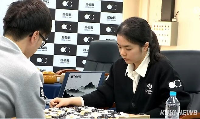 한국 대표로 출전한 ‘일본 천재 바둑 소녀’ 스미레 4단이 기선전 16강에 올랐다. 바둑TV 생중계 화면 캡처