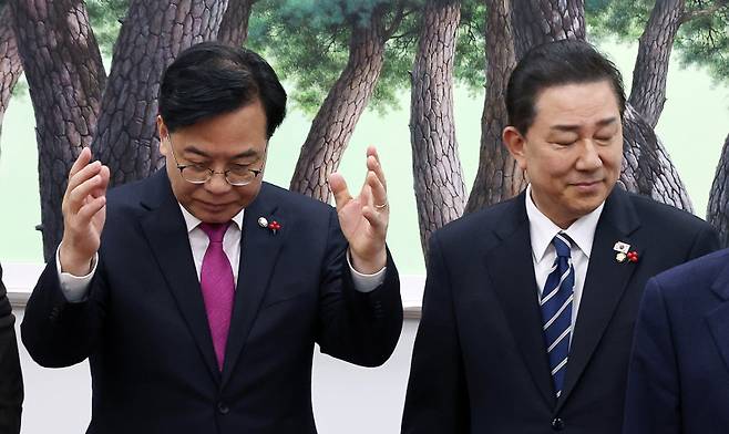 22일 국회 운영위원장실에서 더불어민주당 김병기 원내대표(오른쪽)와 국민의힘 송언석 원내대표가 만나 악수를 나눈 뒤 자리로 향하고 있다. 연합뉴스