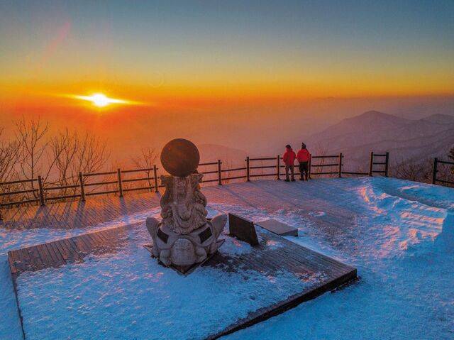충청·전라·경상 3도가 만나는 삼도봉 정상 대화합 기원탑.
