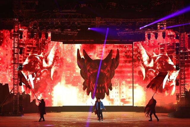 지난 23일 서울 양천구 목동 아이스링크에서 프레스콜을 연 ‘나 혼자만 레벨업 온 아이스’. 글로벌 누적 조회수 143억뷰를 기록한 동명의 웹툰을 원작으로 한 아이스쇼다. 연합뉴스